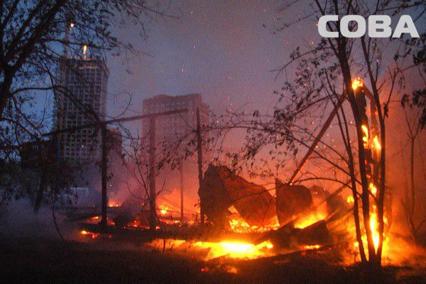 В Екатеринбурге ночью сгорела веранда летнего кафе