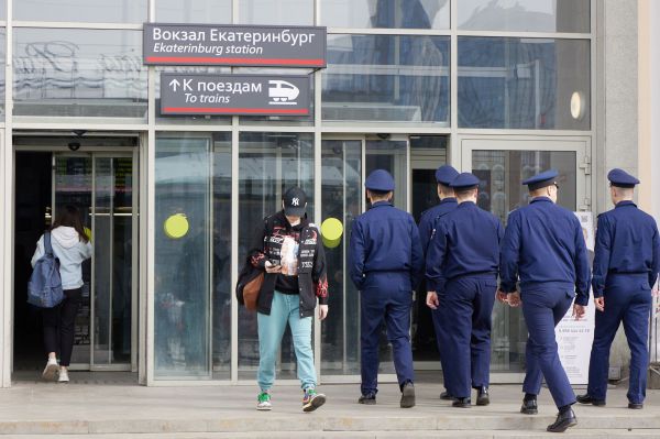 В Екатеринбурге на железнодорожном вокзале наблюдается массовая задержка поездов