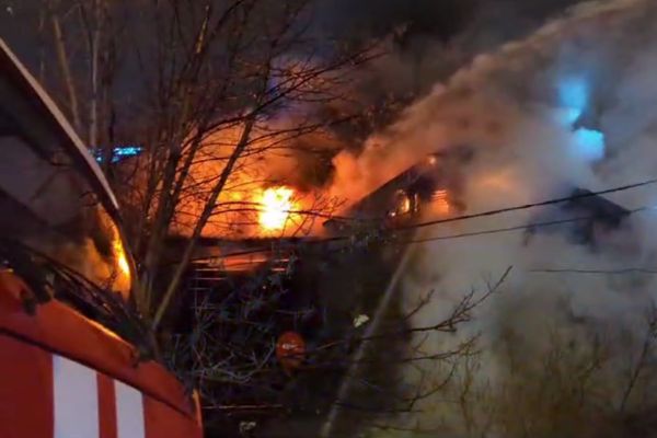 В Екатеринбурге в сгоревшем бараке на Вишневой обнаружили два трупа