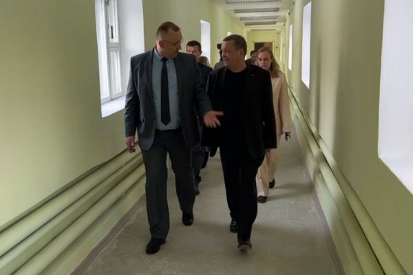 Свердловские власти проверили ремонт в больнице Рефтинского