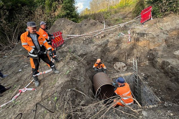 В Каменске-Уральском с помощью водолазов восстановили канализационный коллектор