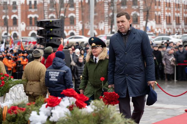 Евгений Куйвашев возложил цветы к памятнику легендарным танкистам