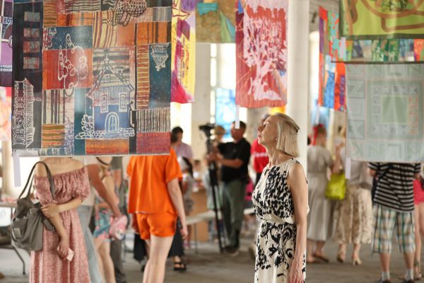 На бывшей Арамильской суконной фабрике открылась международная выставка платков