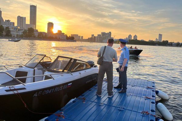 В Екатеринбурге возбудили уголовное дело после столкновения катера и лодки на Городском пруду
