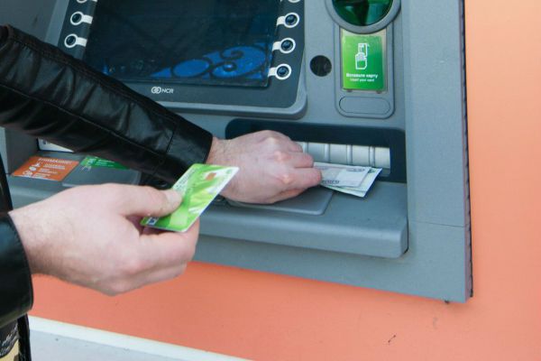За обналичивание украденных  мошенниками  денег будут сажать на шесть лет