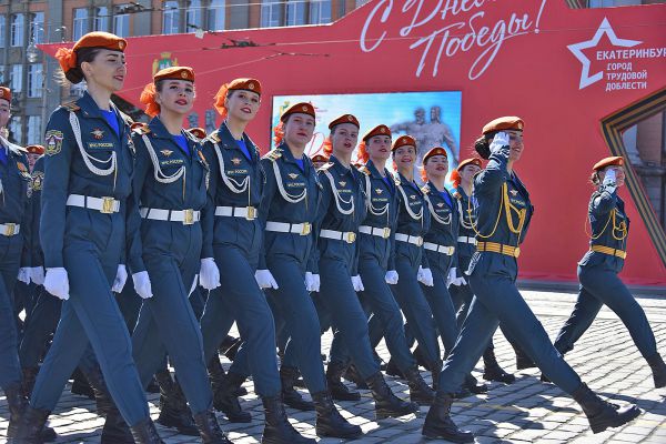 В Екатеринбурге прошел  парад в честь Дня Победы. Фото