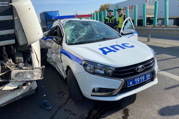 Свердловские полицейские в погоне за лихачом попали в аварию