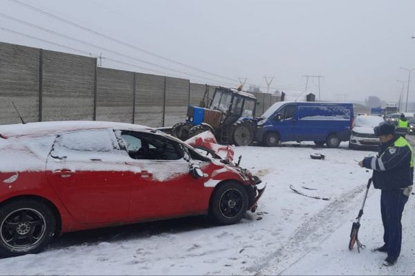 На ЕКАД возле съезда на Широкую Речку столкнулись пять автомобилей