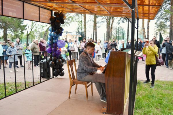 В парке Каменска-Уральского появилось «космическое» пианино
