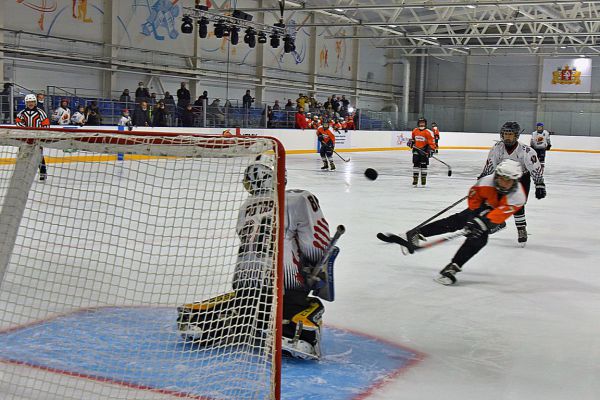 В Екатеринбурге спортшкола заплатит за травму подростка на тренировке по хоккею