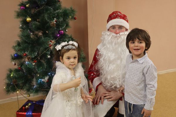 Молодогвардейцы Свердловской области организовали новогодний праздник детям из ДНР и ЛНР