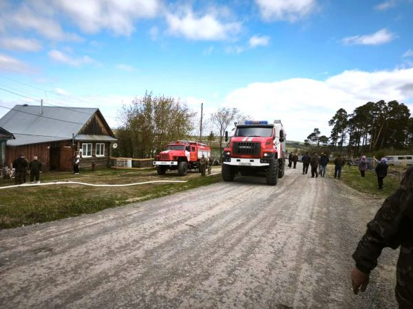 Пожар в свердловском поселке: из-за порывистого ветра огонь охватил семь домов, власти развернули пункт временного размещения