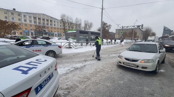 В Екатеринбурге 16-летняя девушка попала в больницу после перехода дороги на красный свет