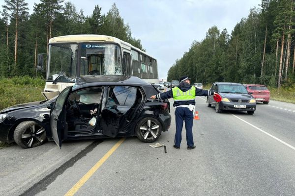 Пассажирский автобус попал в серьезное ДТП под Первоуральском