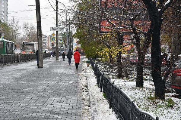 Екатеринбуржцы жалуются на гололед на тротуарах