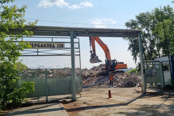 В Екатеринбурге снесли гостиницу и стрелковый стенд на Щербакова