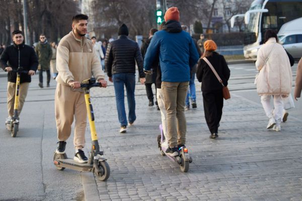 В Екатеринбурге одна из кикшеринговых компаний снизила скорость своих самокатов