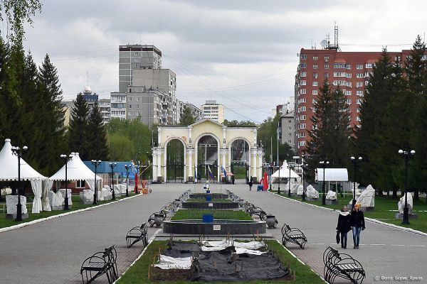 Осветили темные аллеи: в парке Маяковского поставили новые фонари