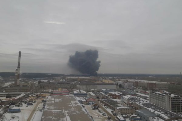 Гремят взрывы на лакокрасочном заводе в Екатеринбурге