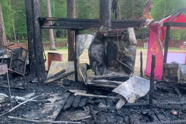 На озере Балтым сгорел бар. Хозяин уверен, что его подожгли