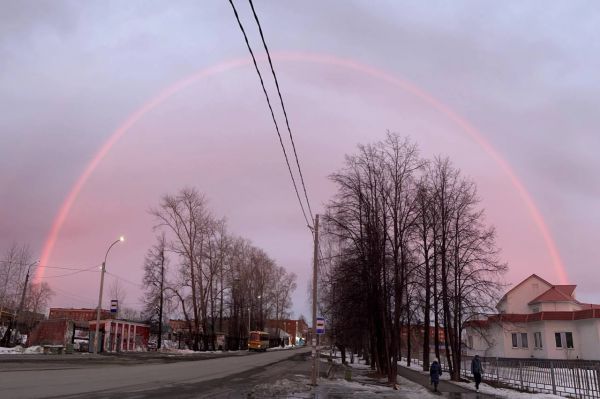 В Ревде жители увидели красную радугу