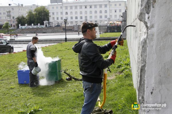 «Холодное взрывание»: в Екатеринбурге протестировали уникальное оборудование для чистки стен