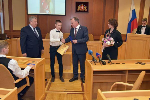 В Екатеринбурге вручили государственные награды детям, совершившим героические поступки