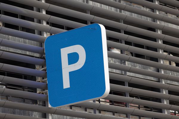 В Екатеринбурге стоимость платной парковки официально подняли до 50 рублей в час