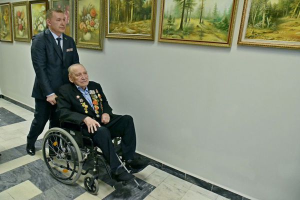 96-летний участник Сталинградской битвы открыл выставку своих картин в Екатеринбурге
