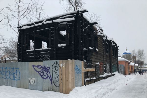 На ВИЗе продают старый сгоревший дом за 18,5 млн рублей