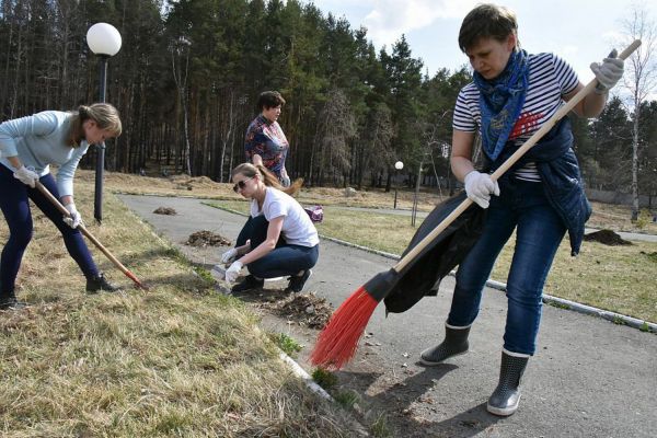 До первого снега: в Свердловской области продолжаются осенние экологические субботники