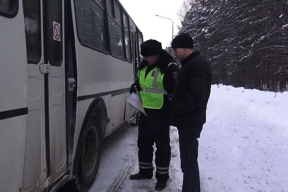 Под видом пассажиров сотрудники ГИБДД проверили маршрутку 045 и нашли недостатки