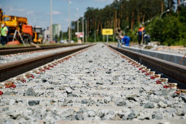 В Екатеринбурге строители закроют движение транспорта по 2-й Новосибирской