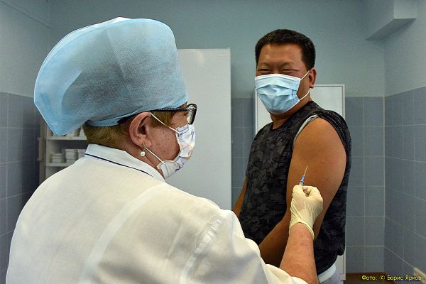 Врачи настаивают: прививка от гриппа на фоне пандемии – лучшая защита от осложнений