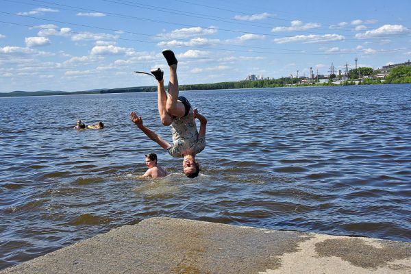 Пляж Верх-Исетского пруда залили бетоном