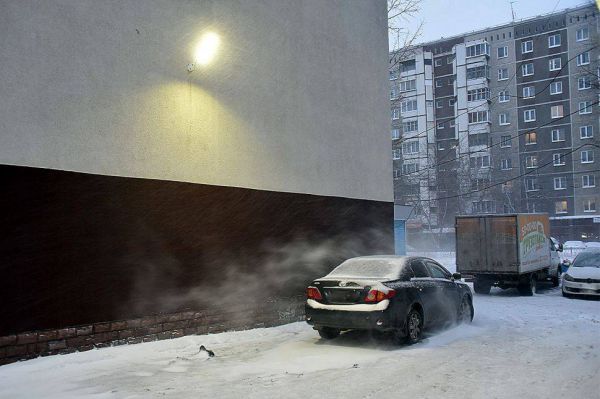 В центре Екатеринбурга ледяная глыба свалилась на крышу иномарки