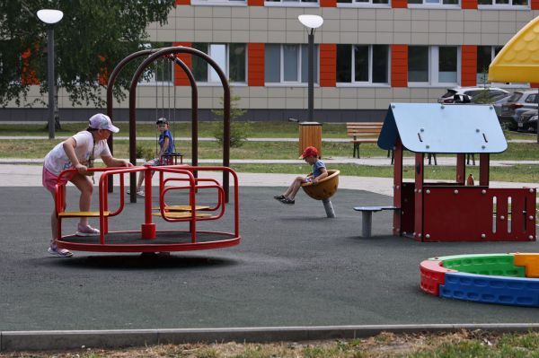 В Екатеринбурге из детсада уволили воспитателя, которая пнула ребенка на прогулке