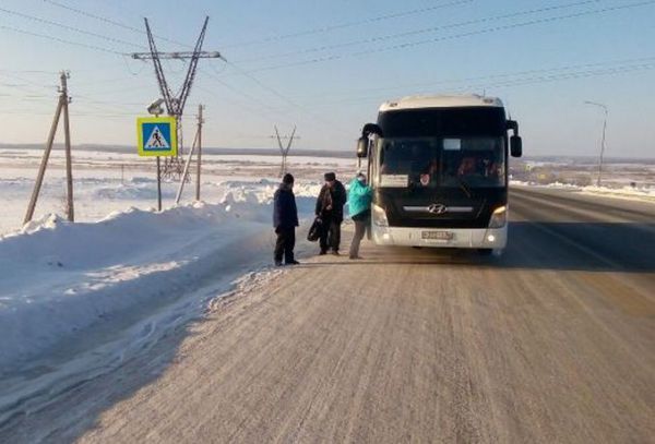 На уральской трассе в -30 сломался рейсовый автобус