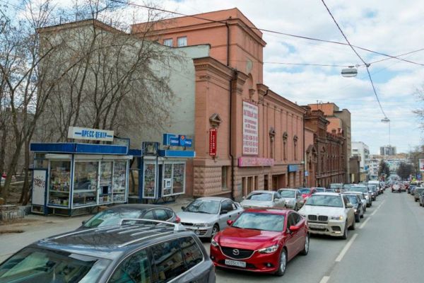 Шикарные люстры и лепка на стенах: в Екатеринбурге за 150 миллионов продают ДК