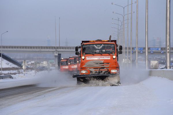 На Среднем Урале дорожники третий день обеспечивают безопасное движение на трассах