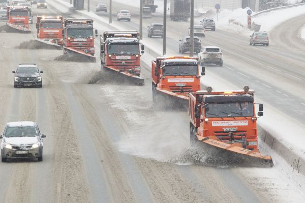 Бороться с сугробами на Среднем Урале вышла 341 единица техники