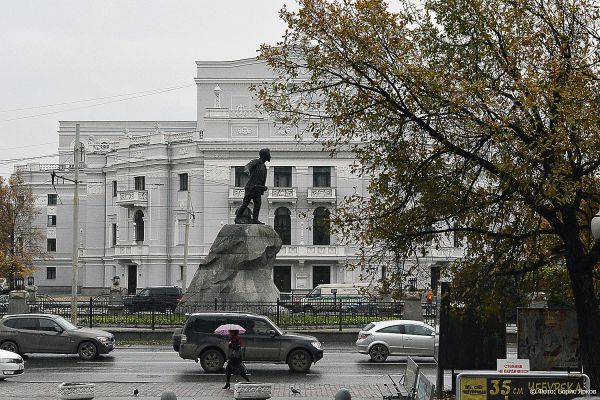 Вице-мэр Екатеринбурга Екатерина Сибирцева предложила переименовать сквер за оперным театром