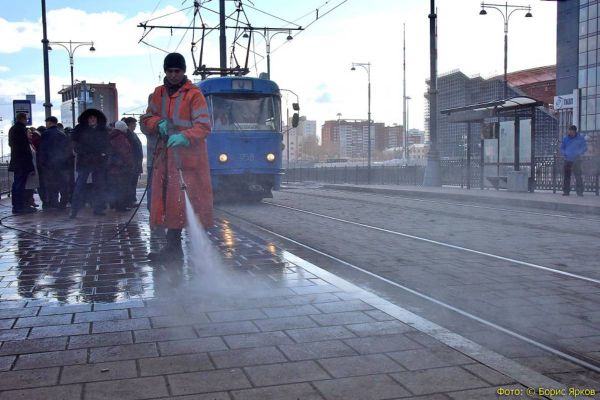 В Екатеринбурге начали отмывать остановки от зимней грязи