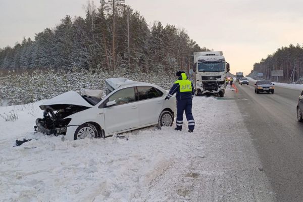 Водитель Volkswagen погиб в страшной аварии на ЕКАД