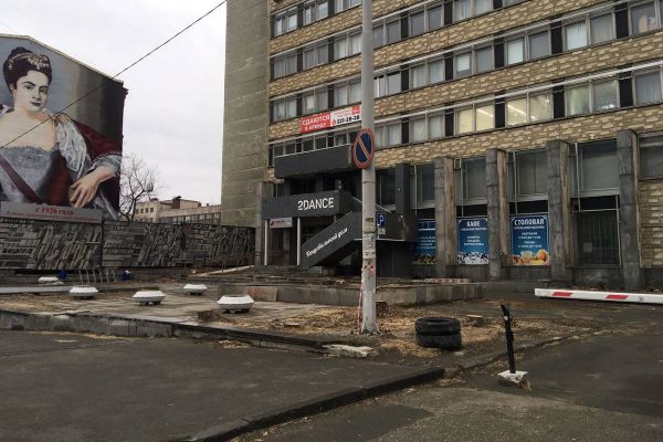 В Екатеринбурге у типографии «Уральский рабочий» вырубили все деревья