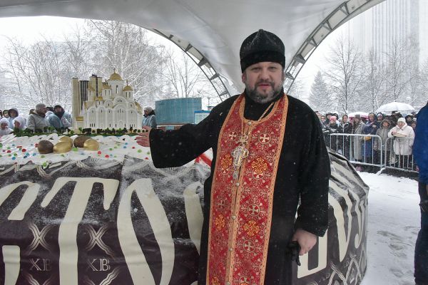 Пасха в Екатеринбурге: уральцы отведали самый большой в мире кулич