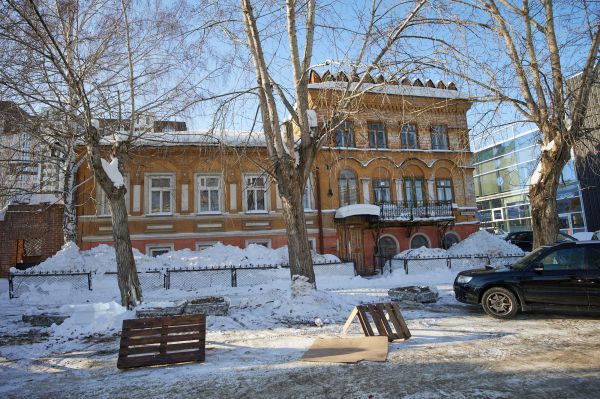 В Екатеринбурге стартовали работы возле памятника архитектуры на Октябрьской Революции