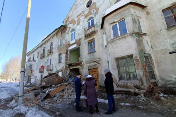 В Свердловской области дом обрушился из-за падения льда с крыши