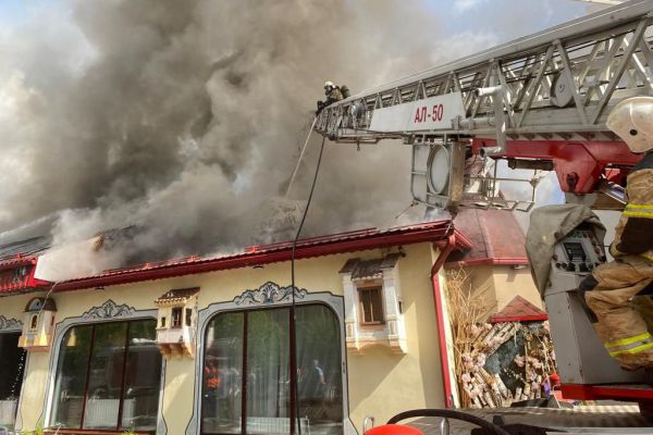 В Екатеринбурге потушили пожар в фермерском кафе на Уралмаше