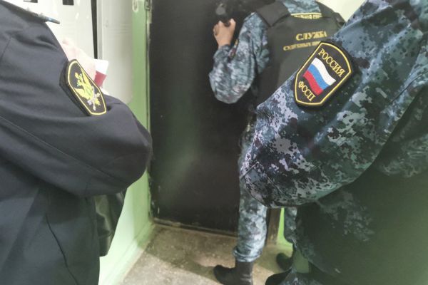 В Екатеринбурге жительница дома самовольно установила дверь, которая мешала эвакуации